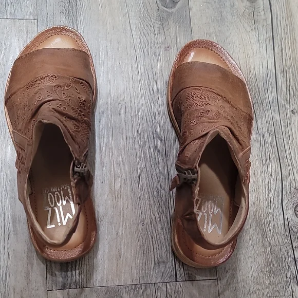 Miz Mooz Women's Tan Leather Mules - Picture 4 of 5